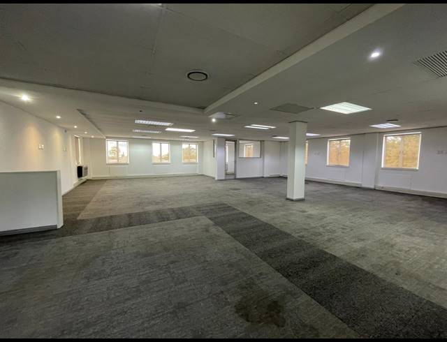2,415M² OFFICE FOR SALE IN BRYANSTON